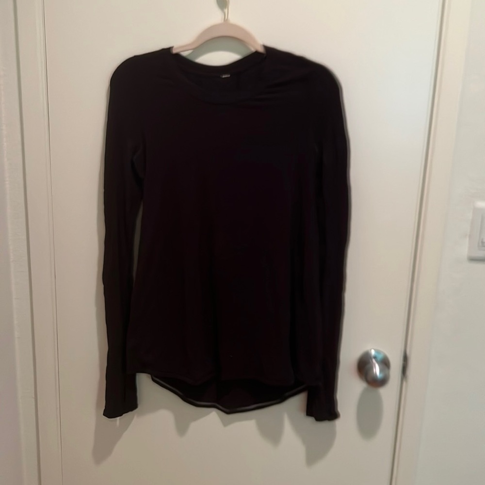 Lululemon black stretchy long sleeve flowy work out top